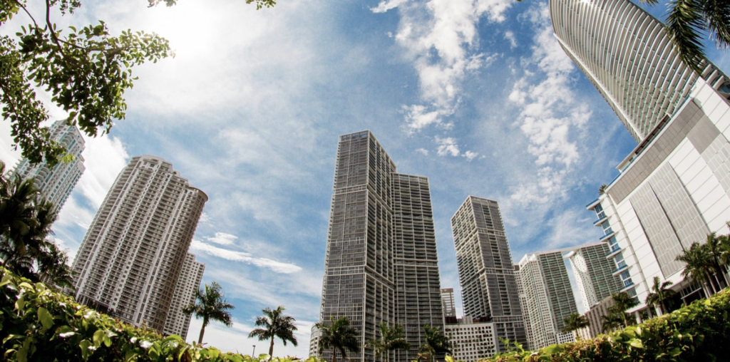 Rascacielos en Miami Florida con palmeras y edificios modernos para inversión inmobiliaria