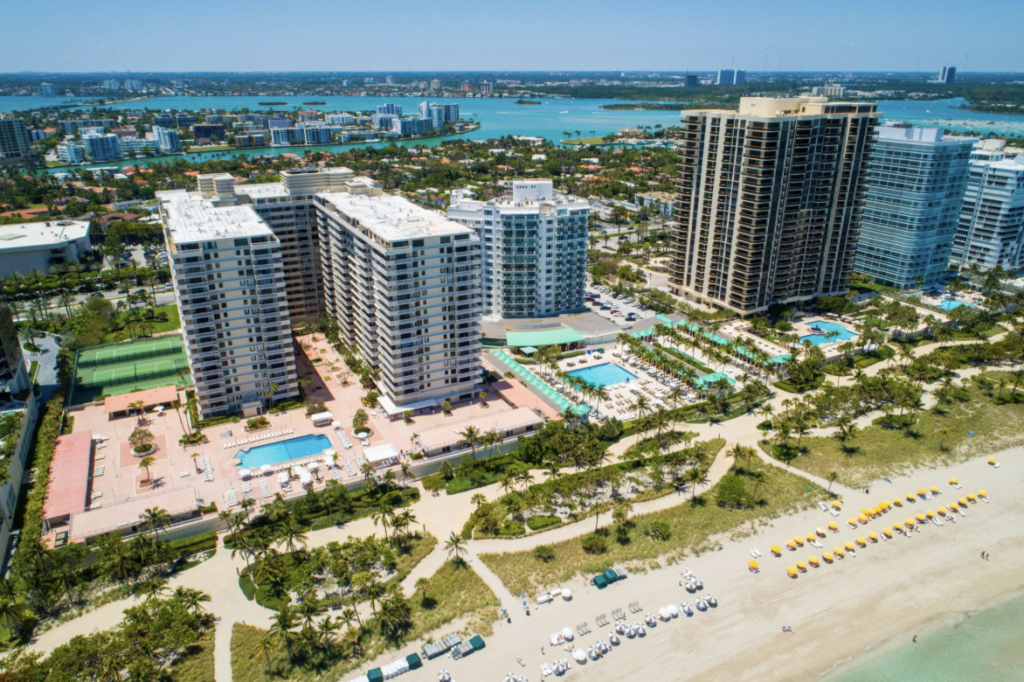 Complejo residencial en Miami frente al mar con piscina e inversión inmobiliaria en Florid