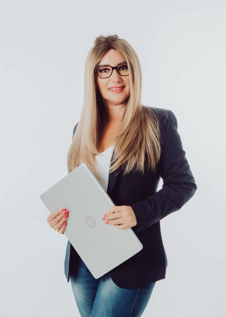 Asesora profesional en creación de empresas en Estados Unidos sosteniendo portátil, servicio de asesoría LLC en Florida