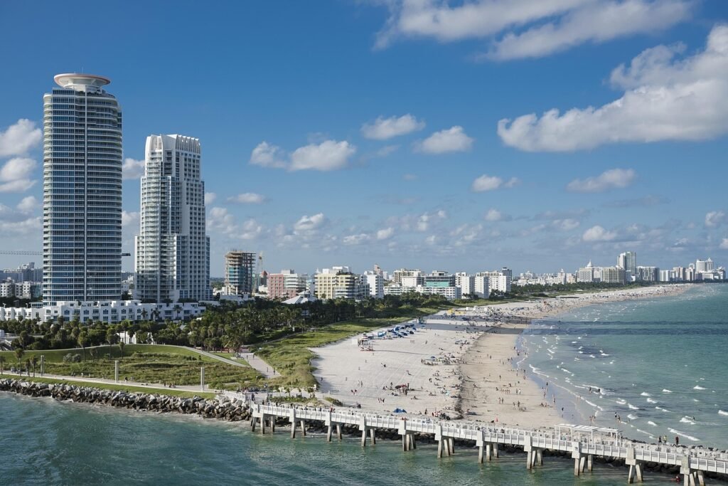 Skyline de Miami Beach con edificios frente al mar ideal para inversión inmobiliaria en Florida
